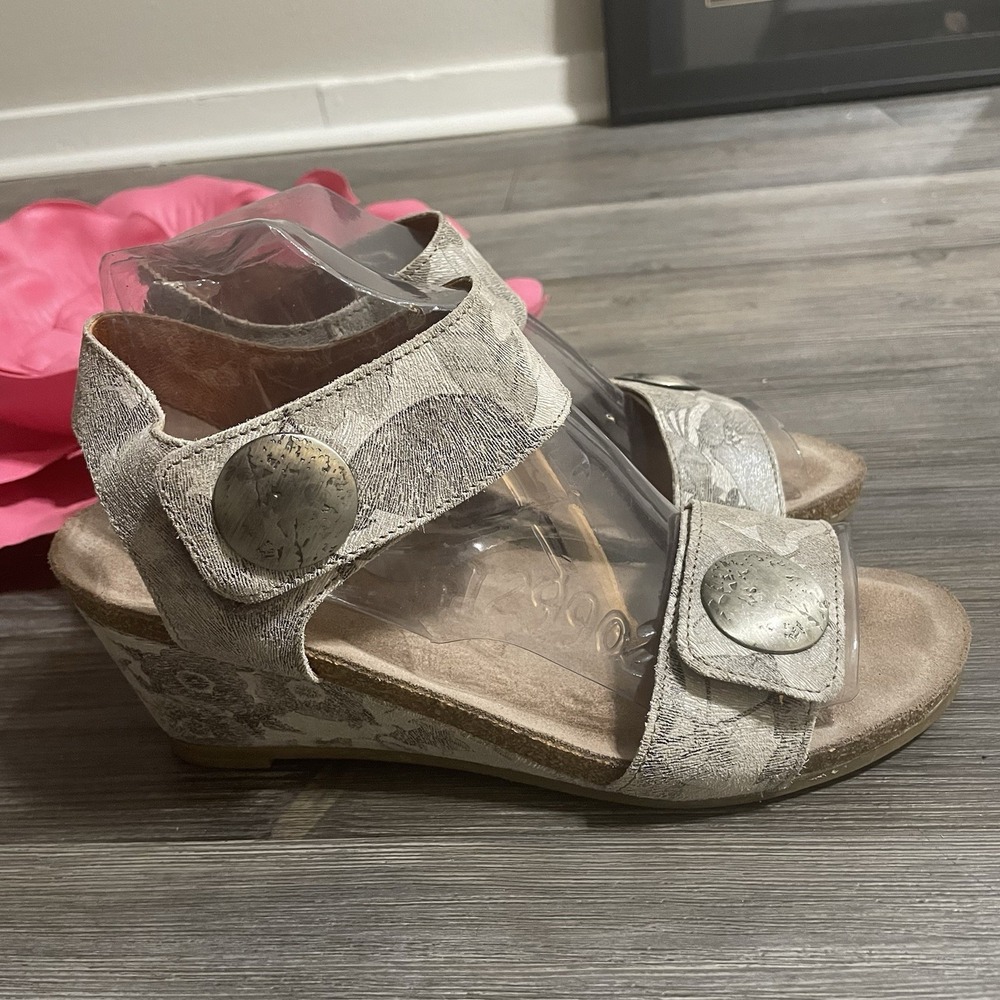 TAOS Womens Sz 8-8.5 Carousel 2 Wedge Cork Sandals in Stone Floral Leather
